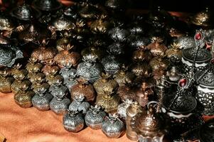 turco deleite copos, potes, chaleiras, copos e recordações estão fez do cobre. copos e bules a partir de turco deleite dentro a bazar. foto
