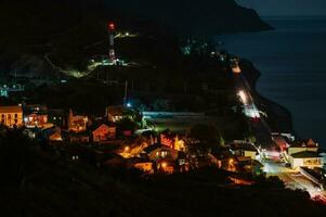 noite panorama. Visão do a noite cidade perto a mar costa foto