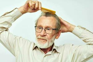 idosos homem pentear cabelo dentro estúdio foto