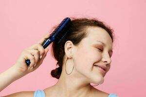 adolescente menina remove cabelo em uma pente insatisfação fechar-se inalterado foto