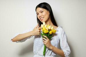 mulher dentro uma branco camisa flores Primavera posando estúdio modelo inalterado foto