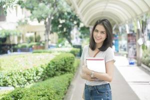 um retrato de um estudante universitário asiático no campus foto