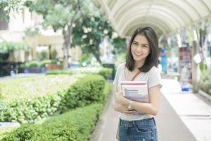 um retrato de um estudante universitário asiático no campus foto