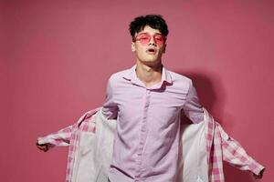 bonito cara Rosa camisa e óculos Jaqueta moda elegante estilo Rosa fundo inalterado foto