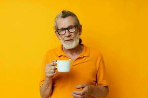 retrato do feliz Senior homem com uma branco caneca do beber cortada Visão foto