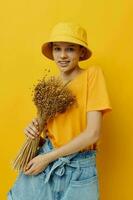 otimista jovem mulher dentro uma amarelo camiseta linho ramalhete emoções verão estilo estilo de vida inalterado foto