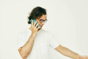 atraente homem Telefone comunicação mão gesto isolado fundo foto