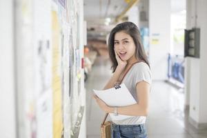 uma estudante universitária está entusiasmada com o relatório do exame foto