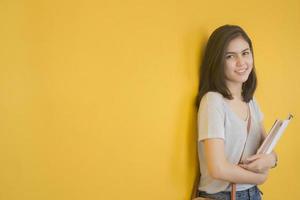 um retrato de um estudante universitário asiático no campus foto