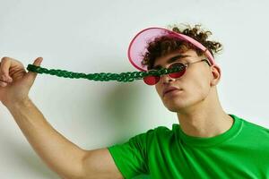 bonito jovem homem verde camiseta decoração moda óculos estilo de vida inalterado foto