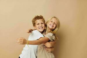 pequeno Garoto e menina posando com uma pente isolado fundo foto