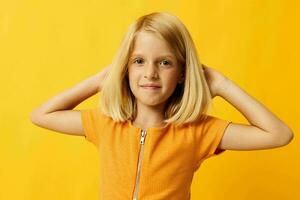 alegre pequeno menina com loiro cabelo infância foto