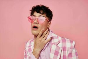 retrato do uma jovem homem Rosa xadrez blazer moda moderno estilo isolado fundo inalterado foto