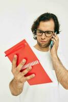 bonito homem falando em a telefone presente caixa isolado fundo foto