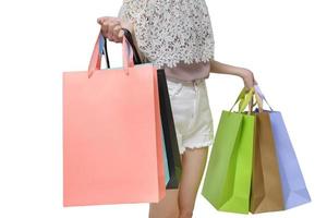 mulher compradora atraente segurando sacolas de compras isoladas no fundo branco