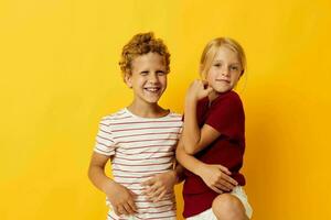 Garoto e menina casual vestem jogos Diversão juntos amarelo fundo foto