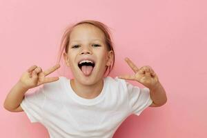 retrato do feliz sorridente criança menina careta posando Diversão estilo de vida inalterado foto