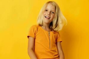 retrato do uma pequeno menina Loiras em linha reta cabelo posando sorrir Diversão isolado fundo inalterado foto
