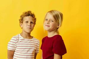 cenário do positivo Garoto e menina casual vestem jogos Diversão juntos isolado fundo foto