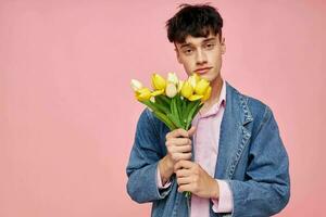 uma jovem homem ramalhete do amarelo flores presente feriado elegante estilo feriado inalterado foto