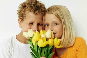 cenário do positivo Garoto e menina Diversão aniversário presente surpresa ramalhete do flores estilo de vida inalterado foto