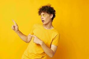 fofa ruivo cara amarelo camiseta óculos moda mão gestos isolado fundo inalterado foto