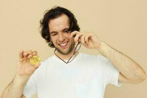 alegre homem dentro uma branco camiseta com bitcoin criptomoeda isolado fundo foto