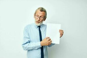 retrato idosos homem segurando documentos com uma Folha do papel cortada Visão foto