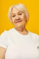 sorridente idosos mulher feliz estilo de vida alegria amarelo fundo foto