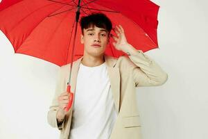 homem segurando a guarda-chuva dentro a mãos do posando moda luz fundo inalterado foto