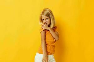 retrato do uma pequeno menina sorrir mão gestos posando casual vestem Diversão isolado fundo inalterado foto