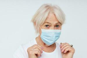 retrato do a velho amigáveis mulher saúde estilo de vida médico mascarar tratamento fechar-se foto