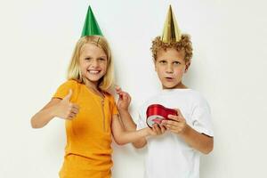 alegre Garoto com menina com chapéus presente aniversário feriado foto