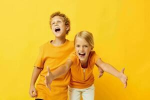 cenário do positivo Garoto e menina abraço moda infância entretenimento em colori fundo inalterado foto