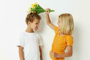 Garoto e menina Diversão aniversário presente surpresa ramalhete do flores isolado fundo inalterado foto