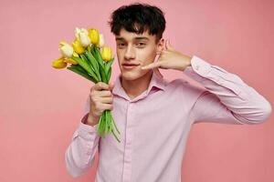 retrato do uma jovem homem ramalhete do flores encontro romance posando Rosa fundo inalterado foto