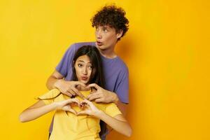 fofa jovem casal dentro colorida Camisetas posando amizade Diversão estilo de vida inalterado foto