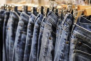 fila de calças jeans penduradas na loja