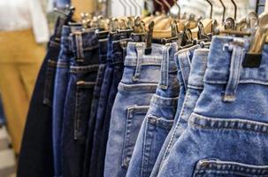 fila de saias jeans penduradas na loja