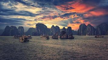 Baía de Halong ao pôr do sol no Vietnã foto