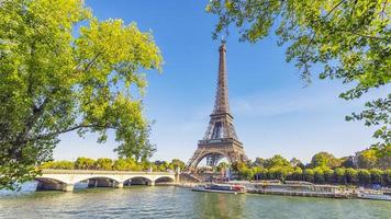 torre eiffel na cidade de paris foto