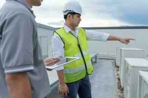 engenheiros equipe usar tábua Verifica ar condição sistemas em local. contratante e inspetor inspeção construção durante projeto.civil para homem Verifica qualidade garantia. auditoria, inspecionar, qualidade ao controle. foto