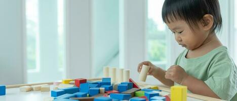 feliz Ásia crianças jogar e aprender brinquedo blocos.família é feliz e animado dentro a casa. filha tendo Diversão gastos tempo, atividade, desenvolvimento, iq, equação, meditação, cérebro, músculos, essencial habilidades. foto