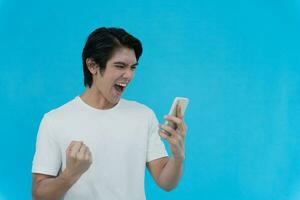 ásia bonito homem saiu surpresa face expressão . masculino sente chocado com a telefone. emocionante sorrir e feliz adorável se alegra. muito apreciar e Diversão relaxar tempo. uau, menina segurando Smartphone. foto