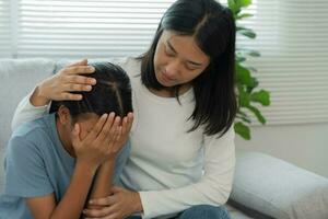 problema dentro família. filha usar mãos cobrir seu face e sentir estressado a partir de a pais briga. criança é ter mental problema. querelas, violência, depressão, suicídio, desânimo, social problema foto