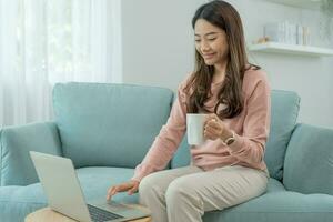 trabalhando mulher, retrato do sorridente Ásia menina dentro trabalhos roupas usando computador portátil, sentar às escritório e fazendo pesquisar, cópia de espaço, feliz alegre fofa negócios, positivo energia, o negócio plano, fêmea executivo foto