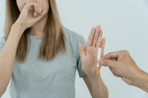 não fumar. mulher Pare fumaça, recusar, rejeitar, pausa levar cigarro, dizer não. Sair fumar para saúde. mundo tabaco dia. drogas, pulmão Câncer, enfisema , pulmonar doença, narcótico, nicotina efeito foto