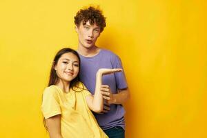 adolescentes dentro colorida Camisetas posando amizade Diversão estilo de vida inalterado foto