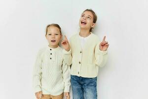 dois pequeno meninas abraço namorada luz fundo foto