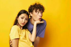 retrato do uma homem e uma mulher casual roupas posando emoções palhaçadas estilo de vida inalterado foto